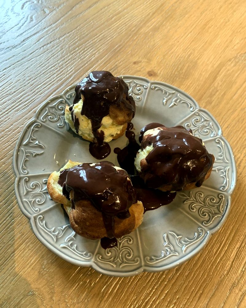 Trois profiteroles nappées de sauce au chocolat